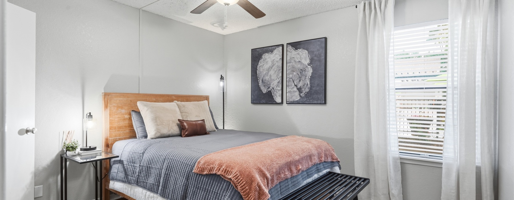 Livingroom bedroom with king size bed 