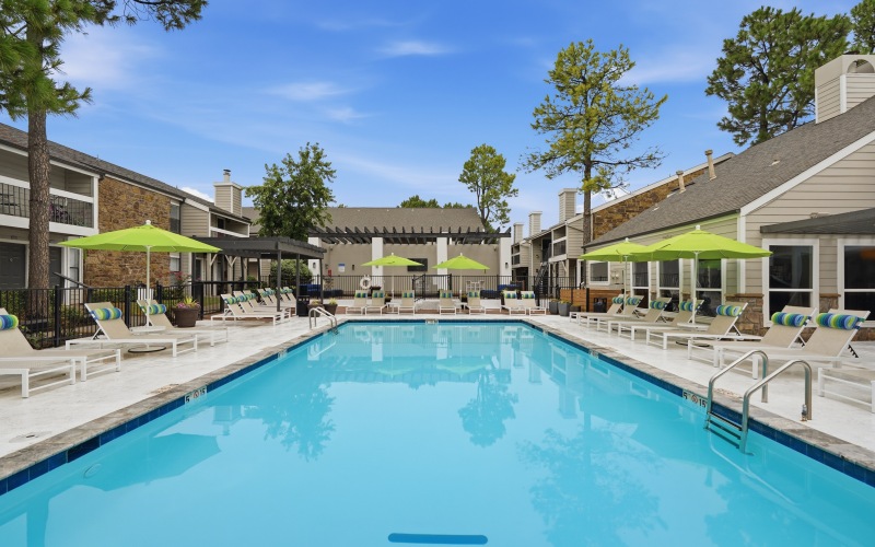 Beautiful Sparking pool with tanning loungers